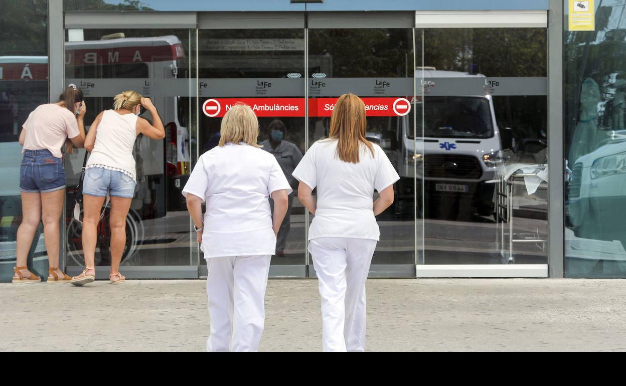 Puerta de acceso al Hospital La Fe