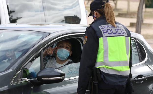 ¿Hay que conducir con mascarilla? Sanidad explica cómo y cuándo llevarla en el coche