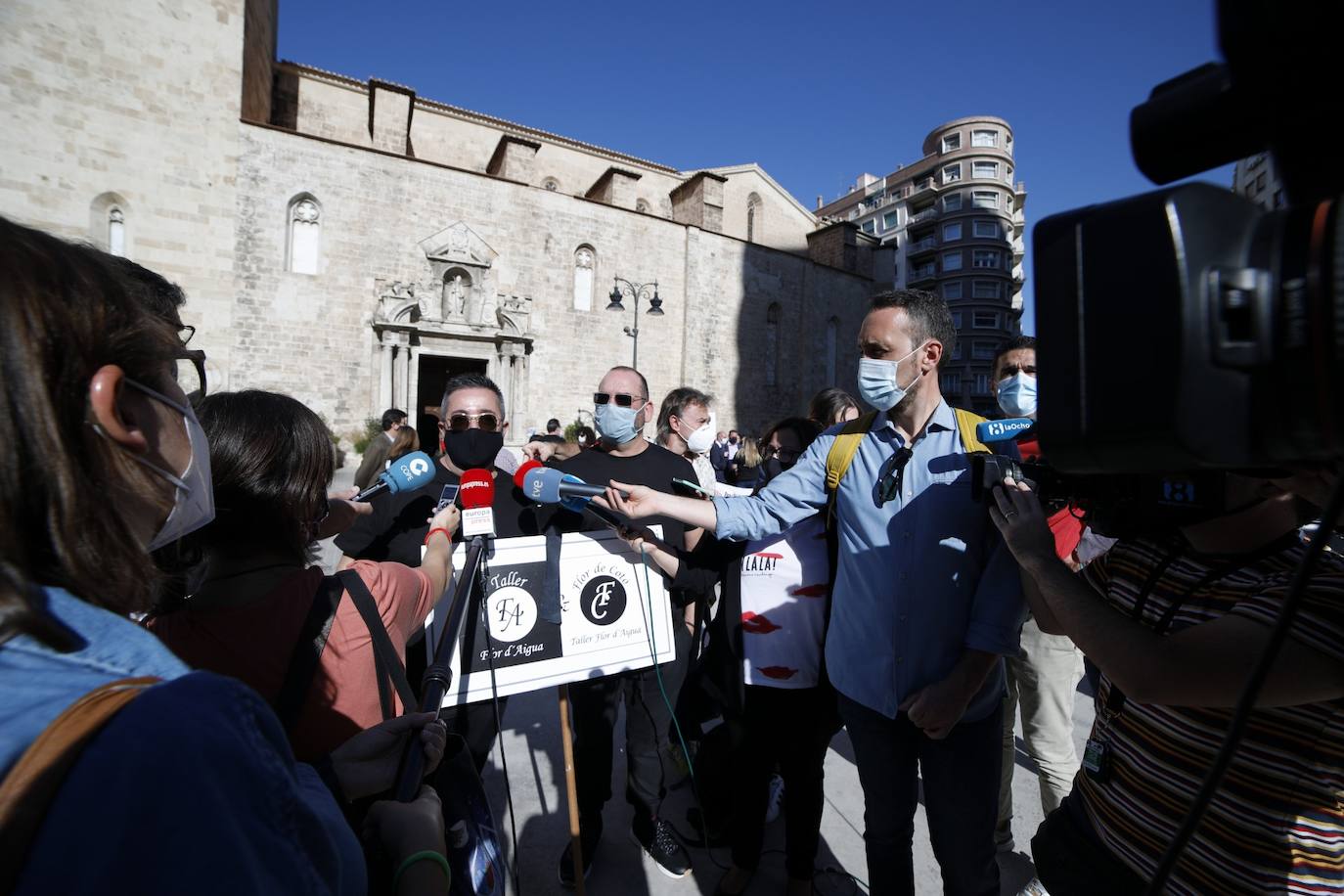 «Así no podemos seguir mucho más tiempo». Es el grito unánime del sector de la indumentaria fallera, que se encuentra al borde de la quiebra. Este martes se han manifestado por el centro de la ciudad bajo el lema «La indumentaria también es patrimonio, se muere» convocados por la Asociación de Comercio e Indumentaria Valenciana (Asciva) cerca de un centenar de indumentaristas que, siguiendo las normas de seguridad antiCovid, han protestado contra las administraciones públicas. Han pedido un rescate urgente porque aseguran que han perdido hasta el 99% del volumen de negocio