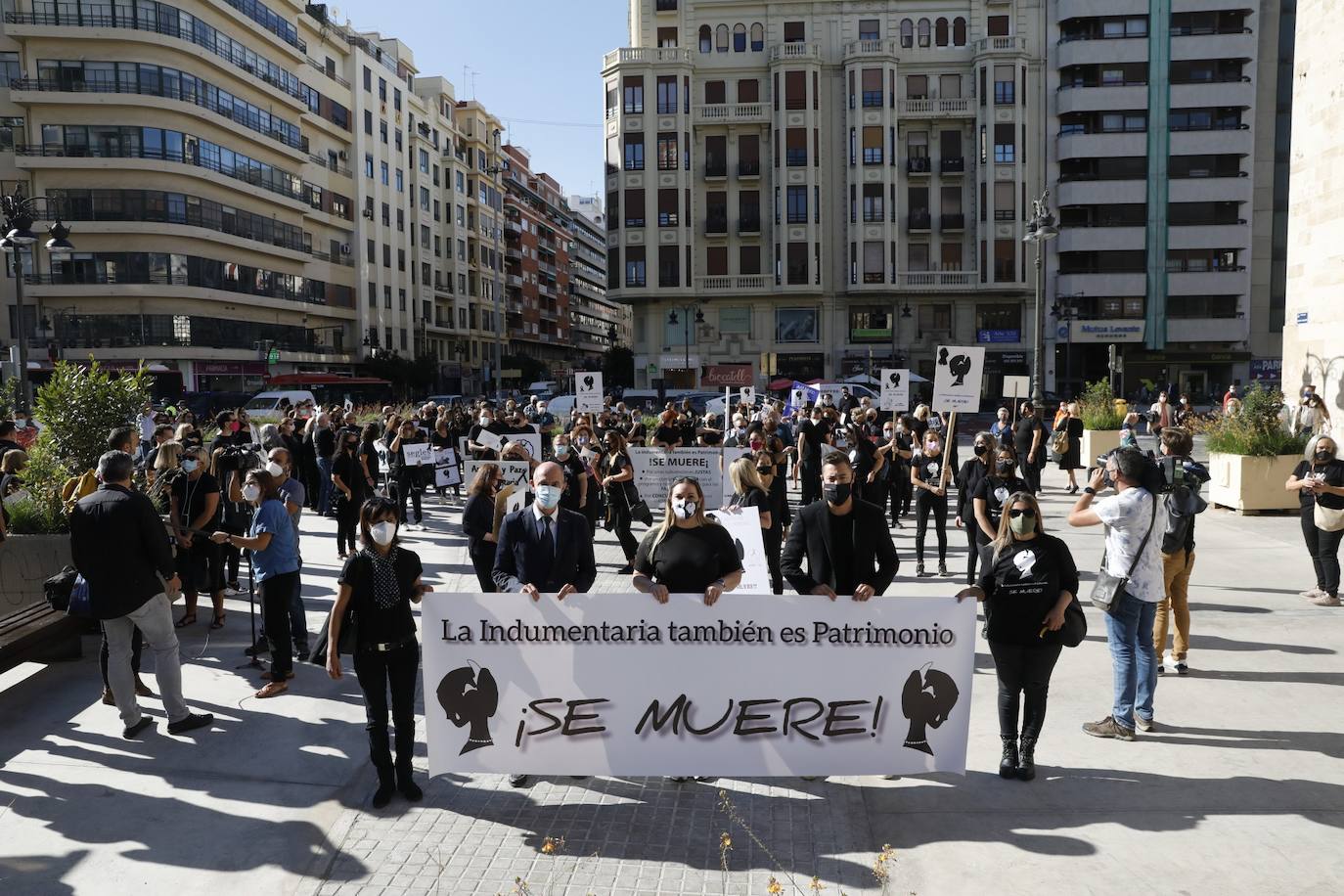 «Así no podemos seguir mucho más tiempo». Es el grito unánime del sector de la indumentaria fallera, que se encuentra al borde de la quiebra. Este martes se han manifestado por el centro de la ciudad bajo el lema «La indumentaria también es patrimonio, se muere» convocados por la Asociación de Comercio e Indumentaria Valenciana (Asciva) cerca de un centenar de indumentaristas que, siguiendo las normas de seguridad antiCovid, han protestado contra las administraciones públicas. Han pedido un rescate urgente porque aseguran que han perdido hasta el 99% del volumen de negocio