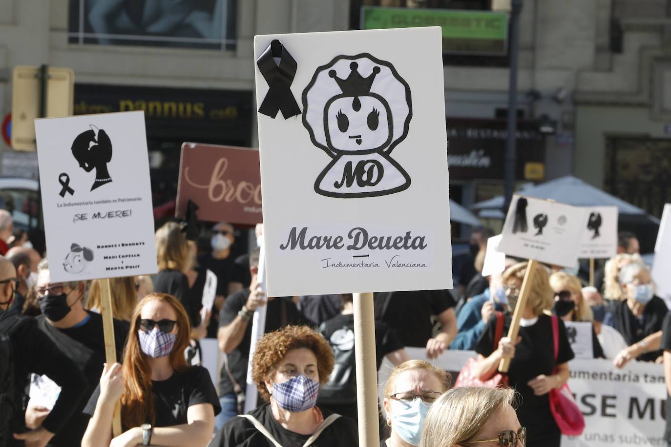 «Así no podemos seguir mucho más tiempo». Es el grito unánime del sector de la indumentaria fallera, que se encuentra al borde de la quiebra. Este martes se han manifestado por el centro de la ciudad bajo el lema «La indumentaria también es patrimonio, se muere» convocados por la Asociación de Comercio e Indumentaria Valenciana (Asciva) cerca de un centenar de indumentaristas que, siguiendo las normas de seguridad antiCovid, han protestado contra las administraciones públicas. Han pedido un rescate urgente porque aseguran que han perdido hasta el 99% del volumen de negocio