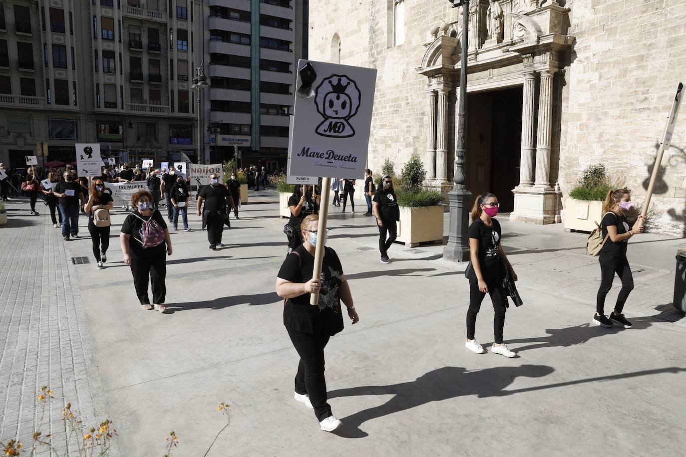 «Así no podemos seguir mucho más tiempo». Es el grito unánime del sector de la indumentaria fallera, que se encuentra al borde de la quiebra. Este martes se han manifestado por el centro de la ciudad bajo el lema «La indumentaria también es patrimonio, se muere» convocados por la Asociación de Comercio e Indumentaria Valenciana (Asciva) cerca de un centenar de indumentaristas que, siguiendo las normas de seguridad antiCovid, han protestado contra las administraciones públicas. Han pedido un rescate urgente porque aseguran que han perdido hasta el 99% del volumen de negocio