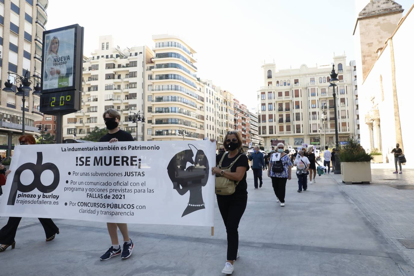 «Así no podemos seguir mucho más tiempo». Es el grito unánime del sector de la indumentaria fallera, que se encuentra al borde de la quiebra. Este martes se han manifestado por el centro de la ciudad bajo el lema «La indumentaria también es patrimonio, se muere» convocados por la Asociación de Comercio e Indumentaria Valenciana (Asciva) cerca de un centenar de indumentaristas que, siguiendo las normas de seguridad antiCovid, han protestado contra las administraciones públicas. Han pedido un rescate urgente porque aseguran que han perdido hasta el 99% del volumen de negocio