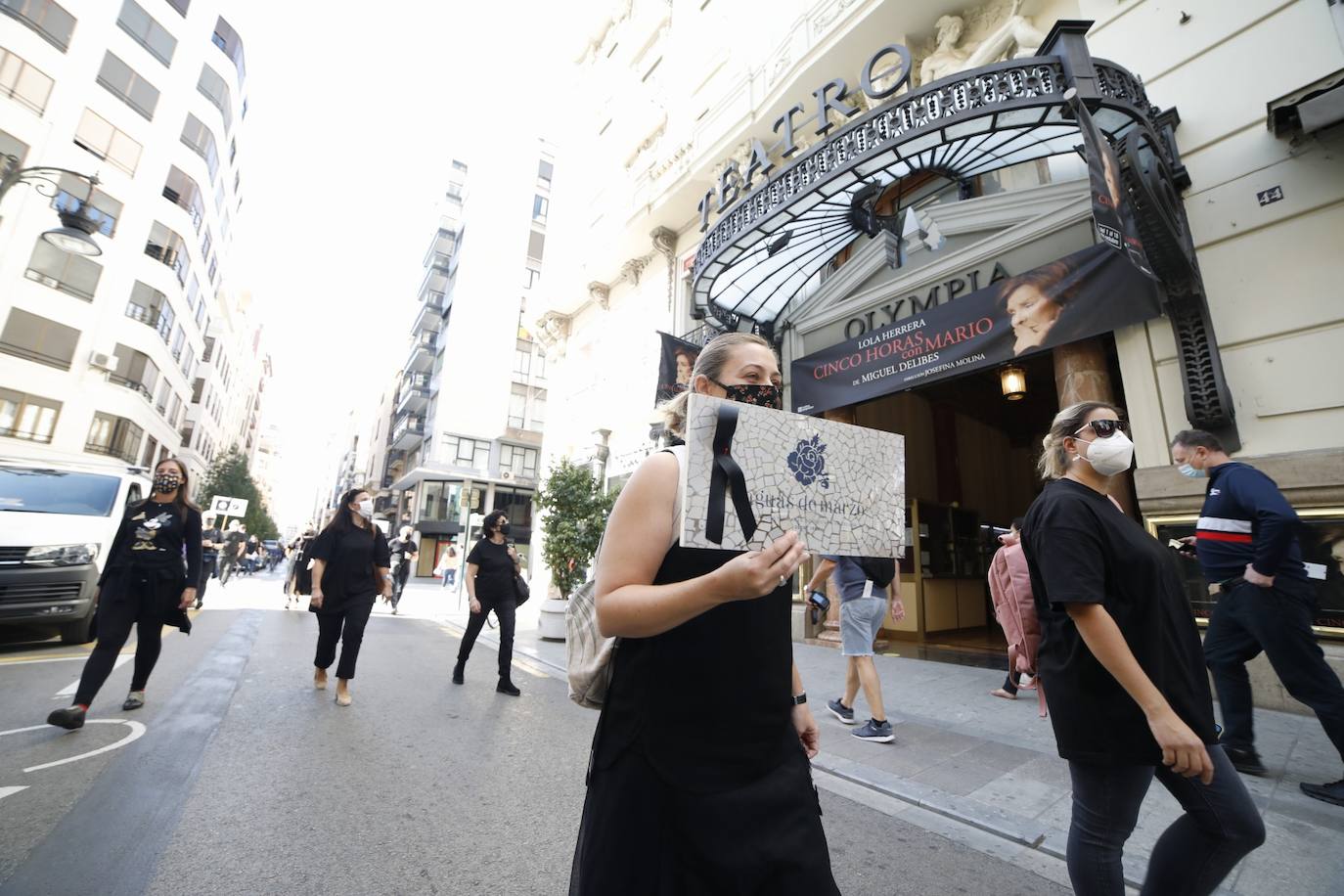 «Así no podemos seguir mucho más tiempo». Es el grito unánime del sector de la indumentaria fallera, que se encuentra al borde de la quiebra. Este martes se han manifestado por el centro de la ciudad bajo el lema «La indumentaria también es patrimonio, se muere» convocados por la Asociación de Comercio e Indumentaria Valenciana (Asciva) cerca de un centenar de indumentaristas que, siguiendo las normas de seguridad antiCovid, han protestado contra las administraciones públicas. Han pedido un rescate urgente porque aseguran que han perdido hasta el 99% del volumen de negocio