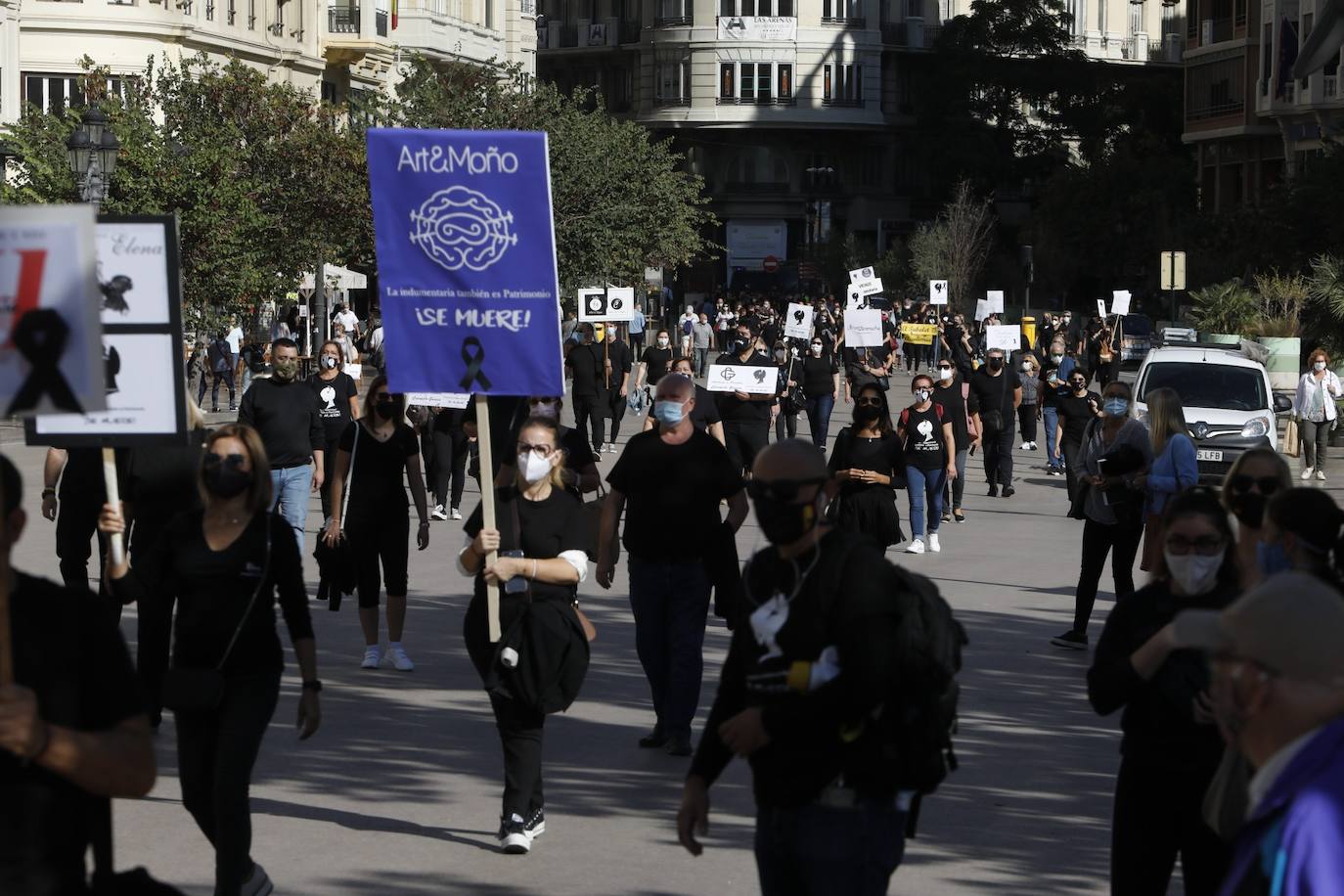 «Así no podemos seguir mucho más tiempo». Es el grito unánime del sector de la indumentaria fallera, que se encuentra al borde de la quiebra. Este martes se han manifestado por el centro de la ciudad bajo el lema «La indumentaria también es patrimonio, se muere» convocados por la Asociación de Comercio e Indumentaria Valenciana (Asciva) cerca de un centenar de indumentaristas que, siguiendo las normas de seguridad antiCovid, han protestado contra las administraciones públicas. Han pedido un rescate urgente porque aseguran que han perdido hasta el 99% del volumen de negocio