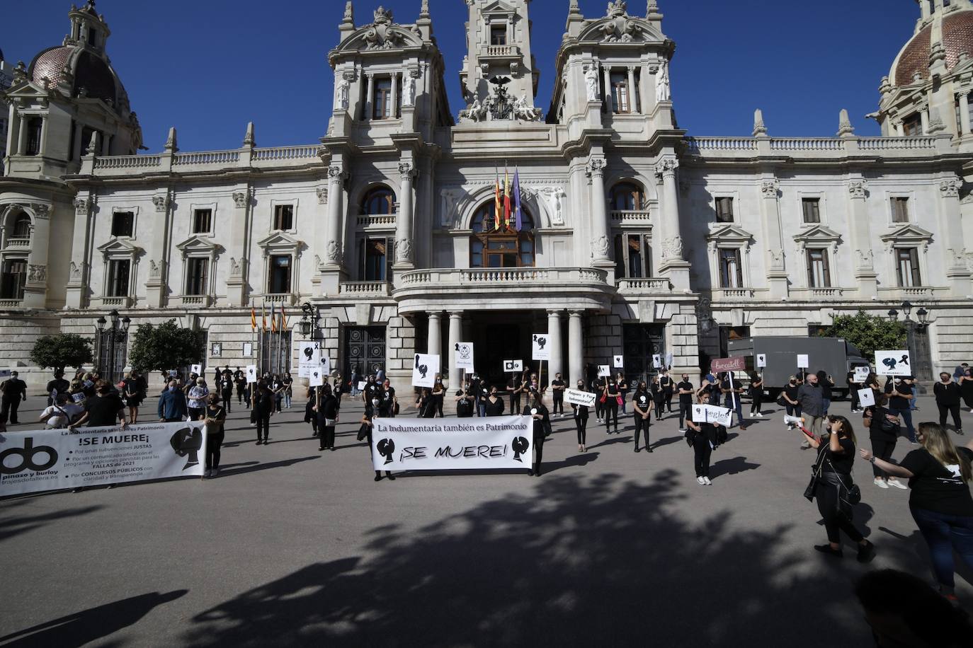 «Así no podemos seguir mucho más tiempo». Es el grito unánime del sector de la indumentaria fallera, que se encuentra al borde de la quiebra. Este martes se han manifestado por el centro de la ciudad bajo el lema «La indumentaria también es patrimonio, se muere» convocados por la Asociación de Comercio e Indumentaria Valenciana (Asciva) cerca de un centenar de indumentaristas que, siguiendo las normas de seguridad antiCovid, han protestado contra las administraciones públicas. Han pedido un rescate urgente porque aseguran que han perdido hasta el 99% del volumen de negocio