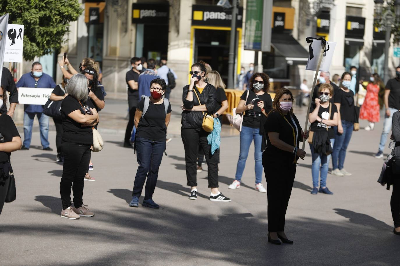 «Así no podemos seguir mucho más tiempo». Es el grito unánime del sector de la indumentaria fallera, que se encuentra al borde de la quiebra. Este martes se han manifestado por el centro de la ciudad bajo el lema «La indumentaria también es patrimonio, se muere» convocados por la Asociación de Comercio e Indumentaria Valenciana (Asciva) cerca de un centenar de indumentaristas que, siguiendo las normas de seguridad antiCovid, han protestado contra las administraciones públicas. Han pedido un rescate urgente porque aseguran que han perdido hasta el 99% del volumen de negocio