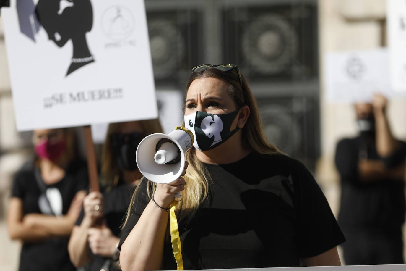 «Así no podemos seguir mucho más tiempo». Es el grito unánime del sector de la indumentaria fallera, que se encuentra al borde de la quiebra. Este martes se han manifestado por el centro de la ciudad bajo el lema «La indumentaria también es patrimonio, se muere» convocados por la Asociación de Comercio e Indumentaria Valenciana (Asciva) cerca de un centenar de indumentaristas que, siguiendo las normas de seguridad antiCovid, han protestado contra las administraciones públicas. Han pedido un rescate urgente porque aseguran que han perdido hasta el 99% del volumen de negocio