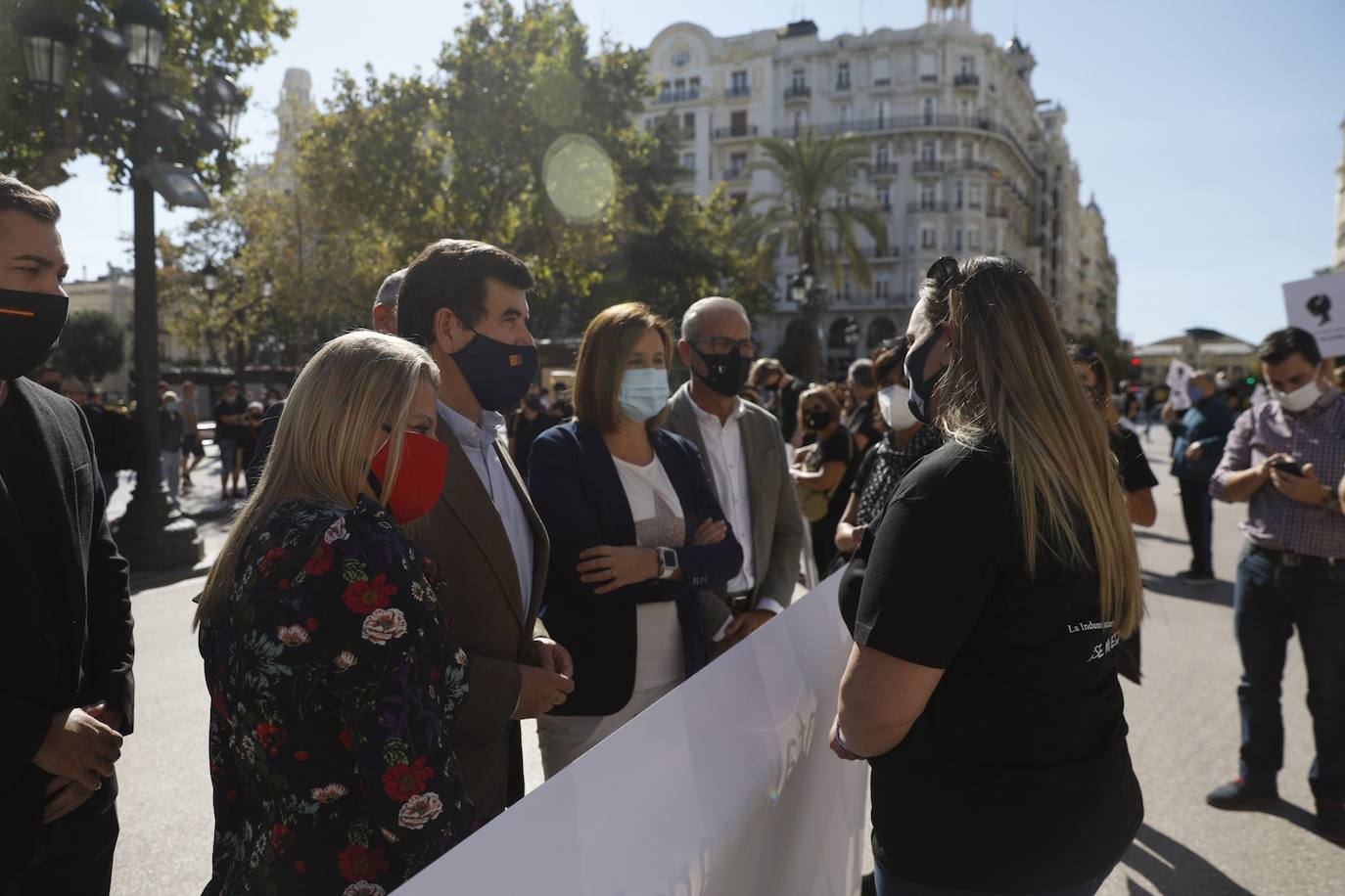 «Así no podemos seguir mucho más tiempo». Es el grito unánime del sector de la indumentaria fallera, que se encuentra al borde de la quiebra. Este martes se han manifestado por el centro de la ciudad bajo el lema «La indumentaria también es patrimonio, se muere» convocados por la Asociación de Comercio e Indumentaria Valenciana (Asciva) cerca de un centenar de indumentaristas que, siguiendo las normas de seguridad antiCovid, han protestado contra las administraciones públicas. Han pedido un rescate urgente porque aseguran que han perdido hasta el 99% del volumen de negocio