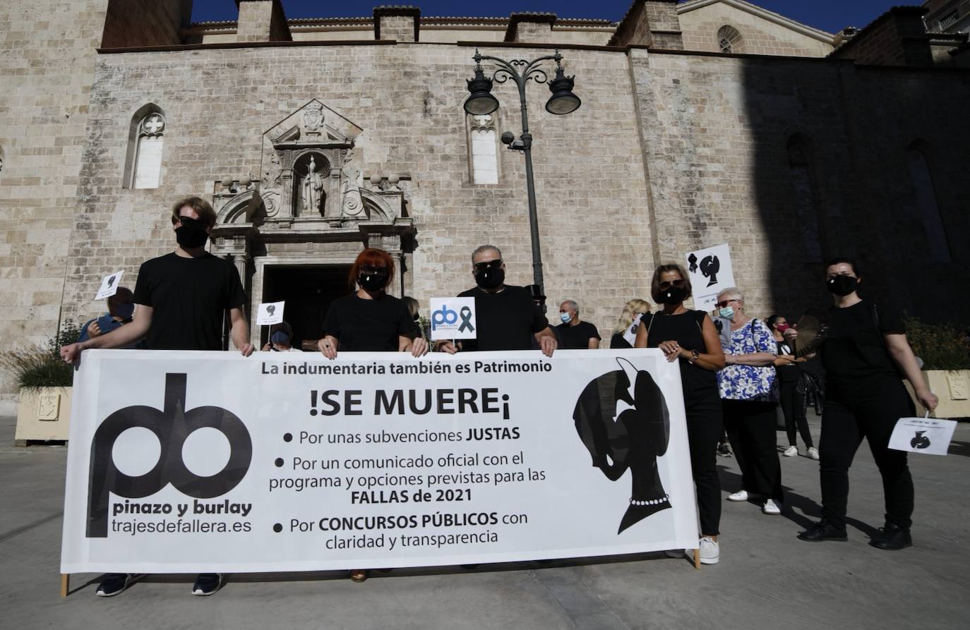 «Así no podemos seguir mucho más tiempo». Es el grito unánime del sector de la indumentaria fallera, que se encuentra al borde de la quiebra. Este martes se han manifestado por el centro de la ciudad bajo el lema «La indumentaria también es patrimonio, se muere» convocados por la Asociación de Comercio e Indumentaria Valenciana (Asciva) cerca de un centenar de indumentaristas que, siguiendo las normas de seguridad antiCovid, han protestado contra las administraciones públicas. Han pedido un rescate urgente porque aseguran que han perdido hasta el 99% del volumen de negocio