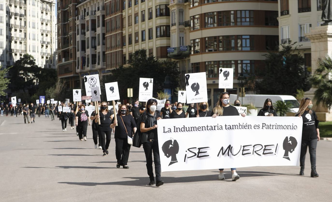 «Así no podemos seguir mucho más tiempo». Es el grito unánime del sector de la indumentaria fallera, que se encuentra al borde de la quiebra. Este martes se han manifestado por el centro de la ciudad bajo el lema «La indumentaria también es patrimonio, se muere» convocados por la Asociación de Comercio e Indumentaria Valenciana (Asciva) cerca de un centenar de indumentaristas que, siguiendo las normas de seguridad antiCovid, han protestado contra las administraciones públicas. Han pedido un rescate urgente porque aseguran que han perdido hasta el 99% del volumen de negocio