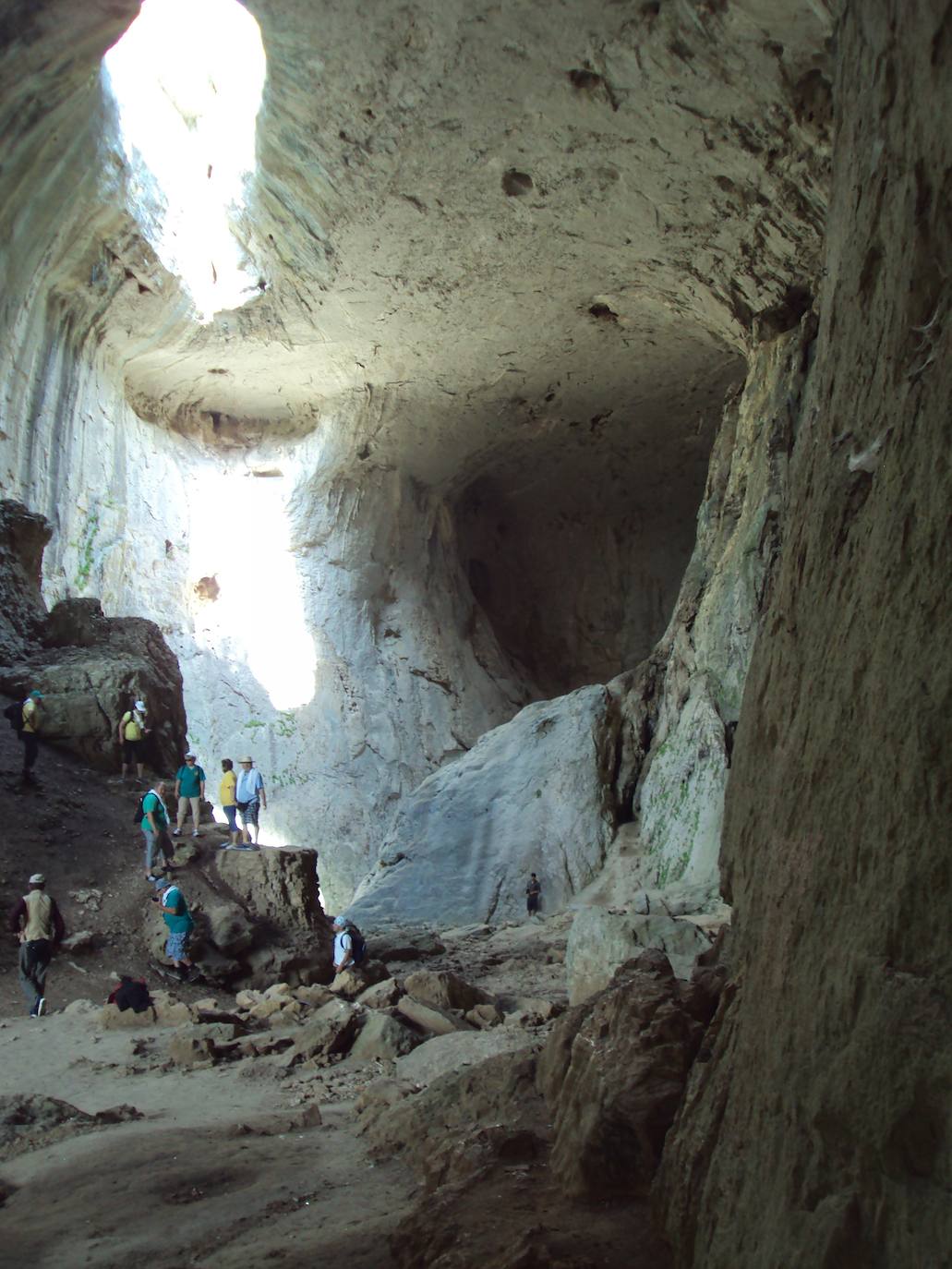 Este espectáculo de la naturaleza se encuentra en Bulgaria y es conocido mundialmente como 'Los ojos de Dios', aunque su nombre búlgaro es Prohodna. Una impresionante cueva donde además del impactante paisaje, sorprenden los dos enormes agujeros con forma de ojos que hay en ella y que le valen su popular apodo. Ubicada en la provincia de Lovech, tiene 262 metros y dos grandes entradas y se ha convertido en un lugar muy visitado por excursionistas y los amantes del turismo deportivo, ya que es un destino perfecto para practicar escalada o senderismo.