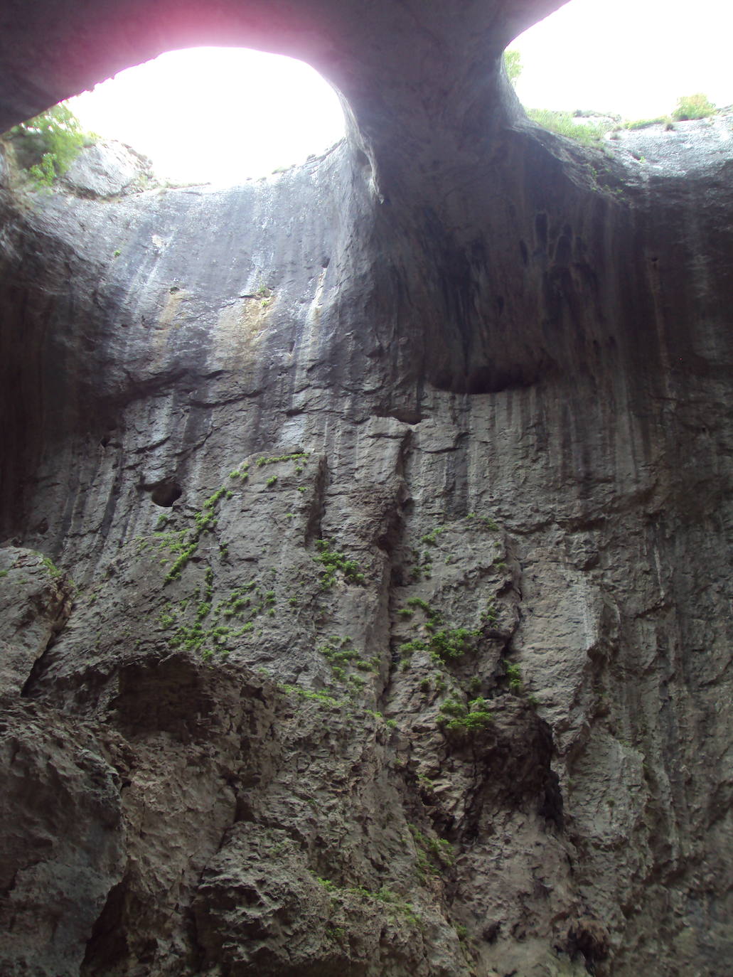 Este espectáculo de la naturaleza se encuentra en Bulgaria y es conocido mundialmente como 'Los ojos de Dios', aunque su nombre búlgaro es Prohodna. Una impresionante cueva donde además del impactante paisaje, sorprenden los dos enormes agujeros con forma de ojos que hay en ella y que le valen su popular apodo. Ubicada en la provincia de Lovech, tiene 262 metros y dos grandes entradas y se ha convertido en un lugar muy visitado por excursionistas y los amantes del turismo deportivo, ya que es un destino perfecto para practicar escalada o senderismo.