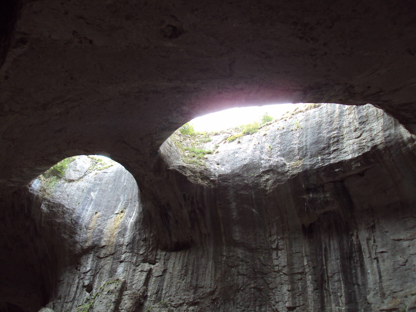 Este espectáculo de la naturaleza se encuentra en Bulgaria y es conocido mundialmente como 'Los ojos de Dios', aunque su nombre búlgaro es Prohodna. Una impresionante cueva donde además del impactante paisaje, sorprenden los dos enormes agujeros con forma de ojos que hay en ella y que le valen su popular apodo. Ubicada en la provincia de Lovech, tiene 262 metros y dos grandes entradas y se ha convertido en un lugar muy visitado por excursionistas y los amantes del turismo deportivo, ya que es un destino perfecto para practicar escalada o senderismo.