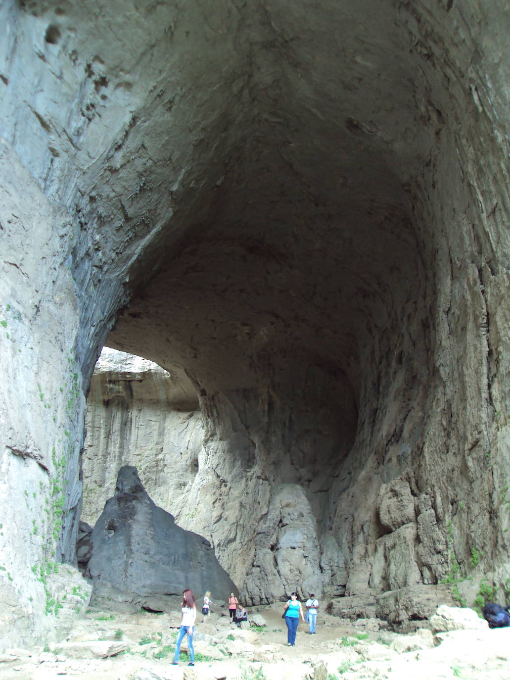 Este espectáculo de la naturaleza se encuentra en Bulgaria y es conocido mundialmente como 'Los ojos de Dios', aunque su nombre búlgaro es Prohodna. Una impresionante cueva donde además del impactante paisaje, sorprenden los dos enormes agujeros con forma de ojos que hay en ella y que le valen su popular apodo. Ubicada en la provincia de Lovech, tiene 262 metros y dos grandes entradas y se ha convertido en un lugar muy visitado por excursionistas y los amantes del turismo deportivo, ya que es un destino perfecto para practicar escalada o senderismo.