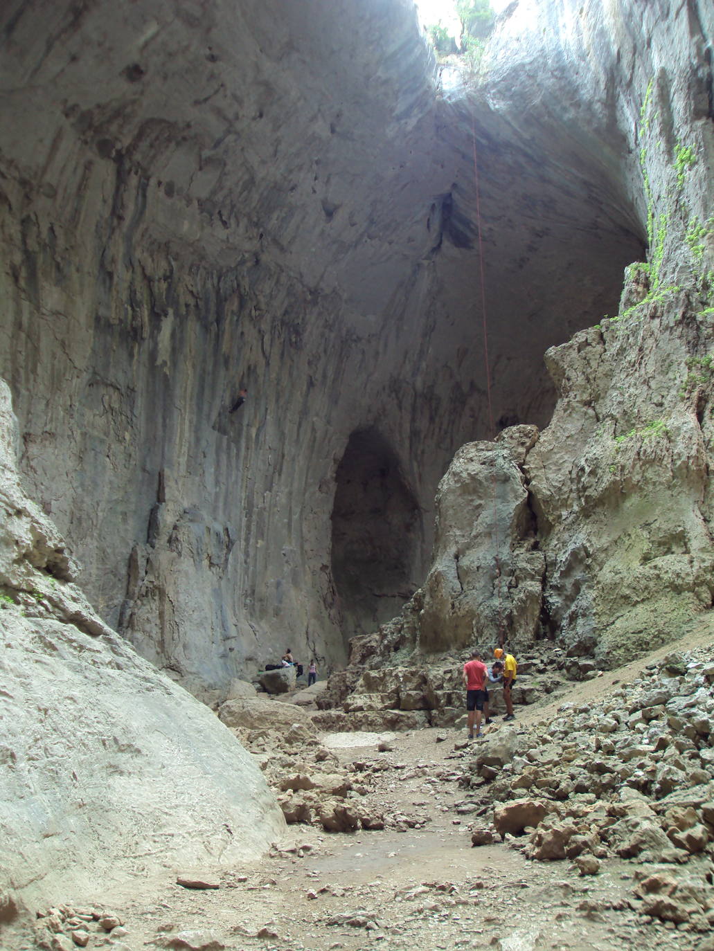 Este espectáculo de la naturaleza se encuentra en Bulgaria y es conocido mundialmente como 'Los ojos de Dios', aunque su nombre búlgaro es Prohodna. Una impresionante cueva donde además del impactante paisaje, sorprenden los dos enormes agujeros con forma de ojos que hay en ella y que le valen su popular apodo. Ubicada en la provincia de Lovech, tiene 262 metros y dos grandes entradas y se ha convertido en un lugar muy visitado por excursionistas y los amantes del turismo deportivo, ya que es un destino perfecto para practicar escalada o senderismo.