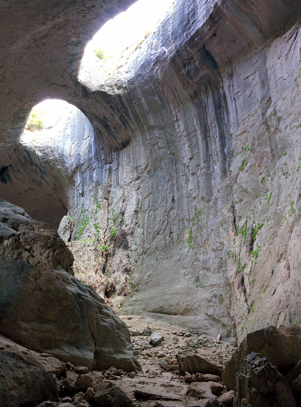 Este espectáculo de la naturaleza se encuentra en Bulgaria y es conocido mundialmente como 'Los ojos de Dios', aunque su nombre búlgaro es Prohodna. Una impresionante cueva donde además del impactante paisaje, sorprenden los dos enormes agujeros con forma de ojos que hay en ella y que le valen su popular apodo. Ubicada en la provincia de Lovech, tiene 262 metros y dos grandes entradas y se ha convertido en un lugar muy visitado por excursionistas y los amantes del turismo deportivo, ya que es un destino perfecto para practicar escalada o senderismo.