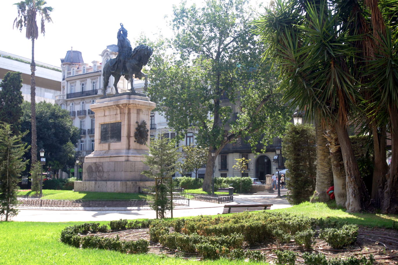 5. Estatua de Jaume I. Se trata de una estatua ecuestre fundida en bronce. 