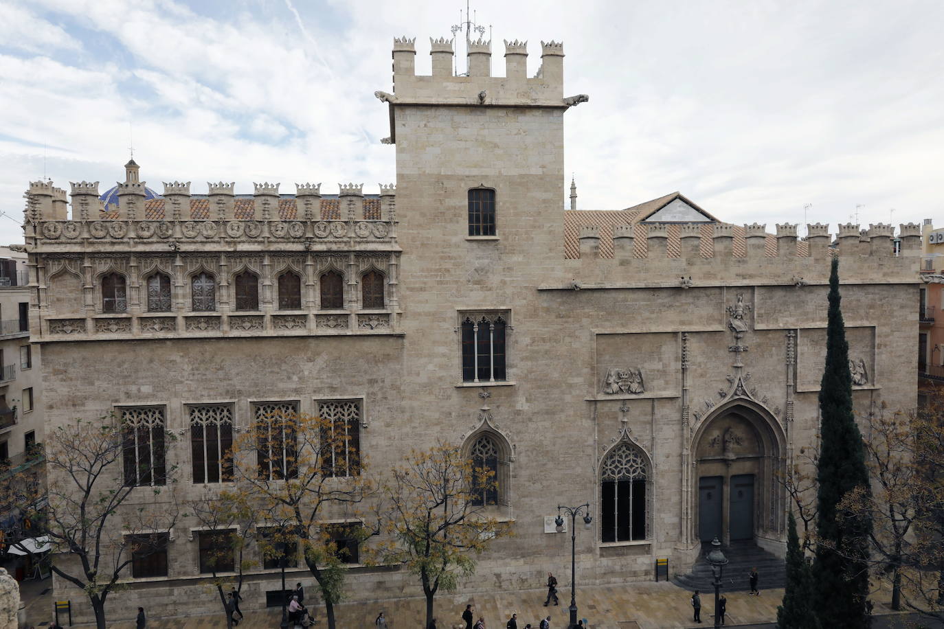 4. Lonja de la Seda. La torre central consta de una planta baja y dos pisos altos. 