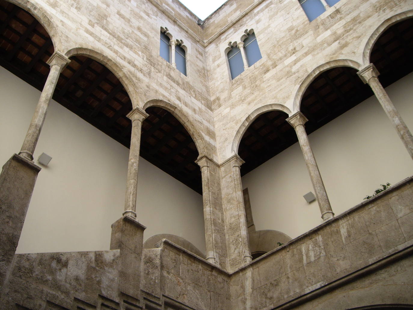 3. Palacio del Almirante. Este palacio del siglo XV cuenta con un patio central con elementos que aún se conservan desde su construcción como la escalera, el pozo y las ventanas. 