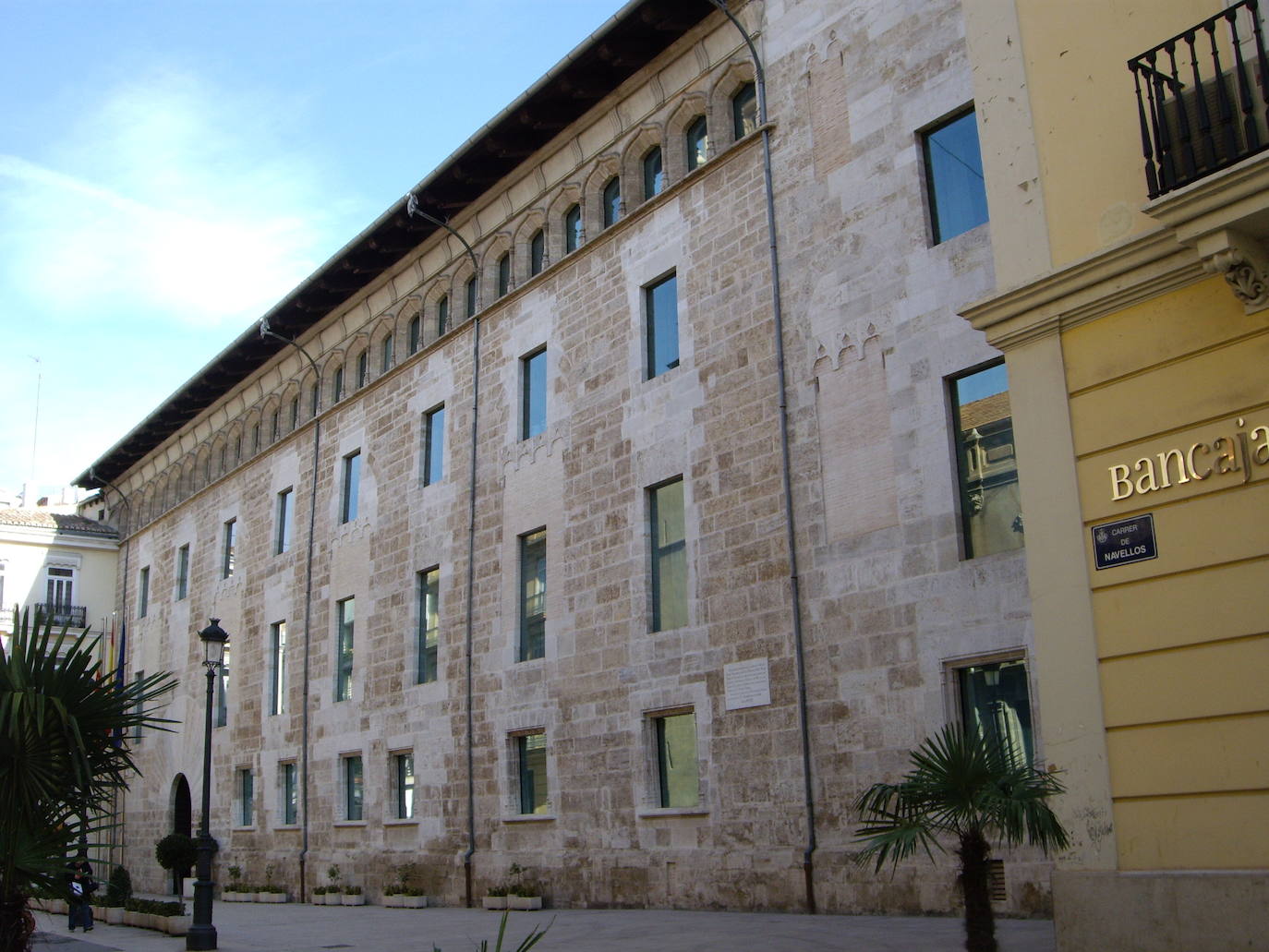 17. Palau de Benicarló. En el último cuarto de siglo el palacio pasó a manos del Conde de Benicarló que adoptó el nombre que ha llegado hasta nuestros días. Durante la Guerra Civil fue la sede del gobierno Republicano instalado en Valencia y en la actualidad es la sede de las Cortes Valencianas.