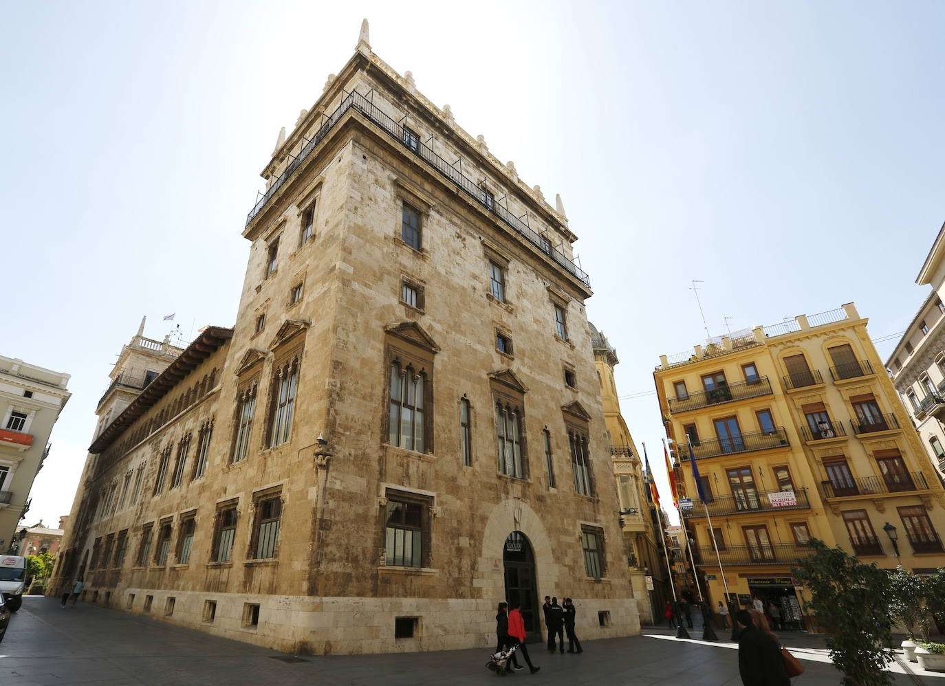 18. Palau de la Generalitat. Su construcción se remonta a 1421 como sede de la Generalitat Valenciana. Es de estilo gótico tardío. Está organizado en tres pisos con ventanas rectangulares molduradas en la planta baja, ventanas triples con columnas en el piso principal, donde estaba la sala de reuniones y una galería en la parte alta.