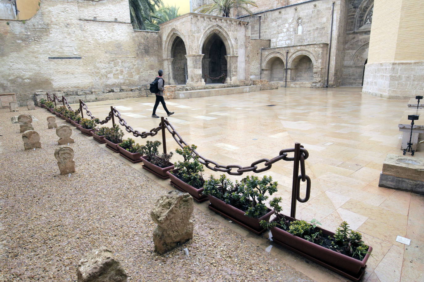 10. San Juan del Hospital. Conserva el único cementerio de la Valencia medieval.