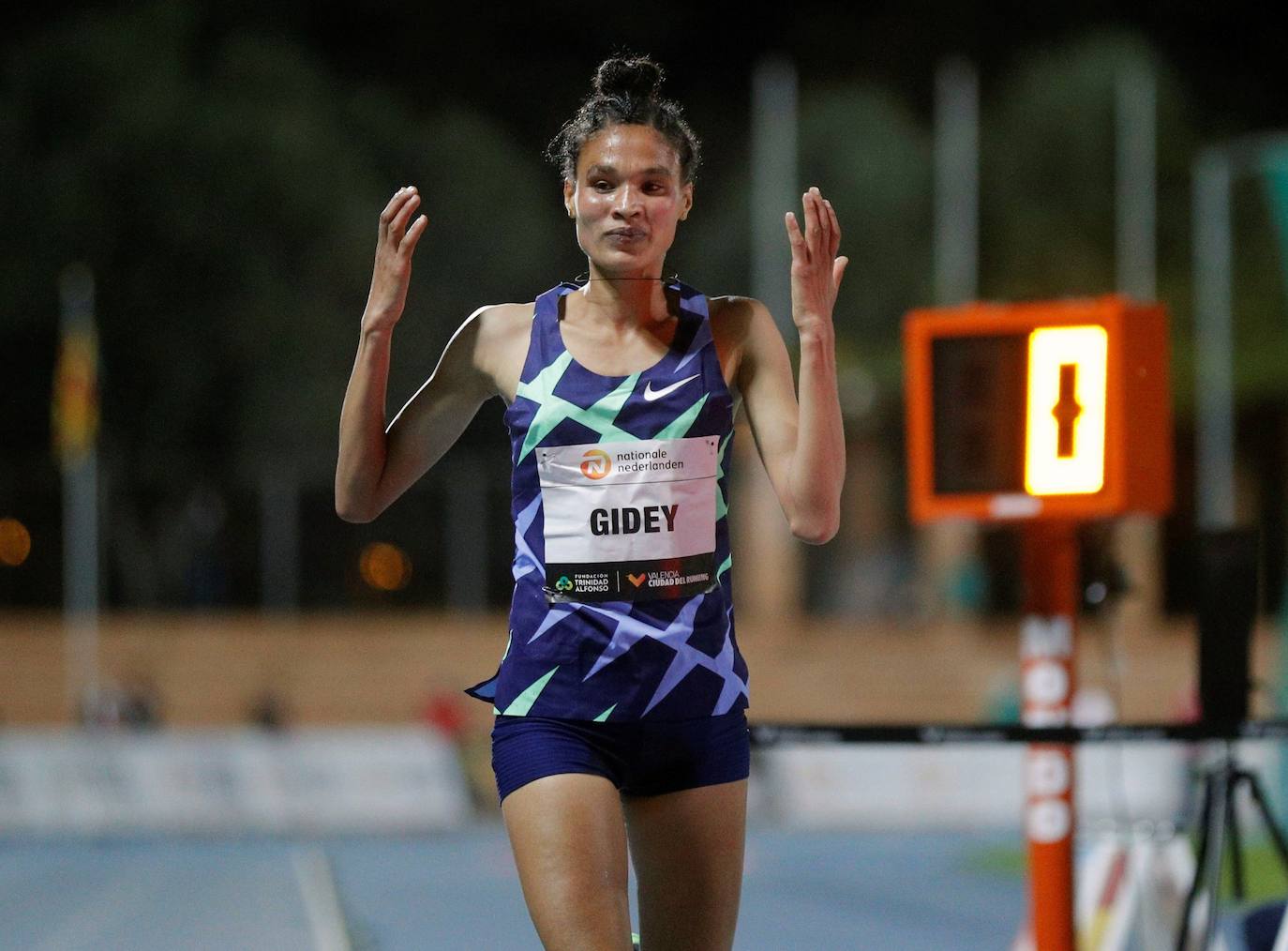 El ugandés rompe la plusmarca de Bekele en el 10.000 con un tiempo de 26:11:00 | La joven atleta etíope establece 14:06:65 en el Estadio del Turia