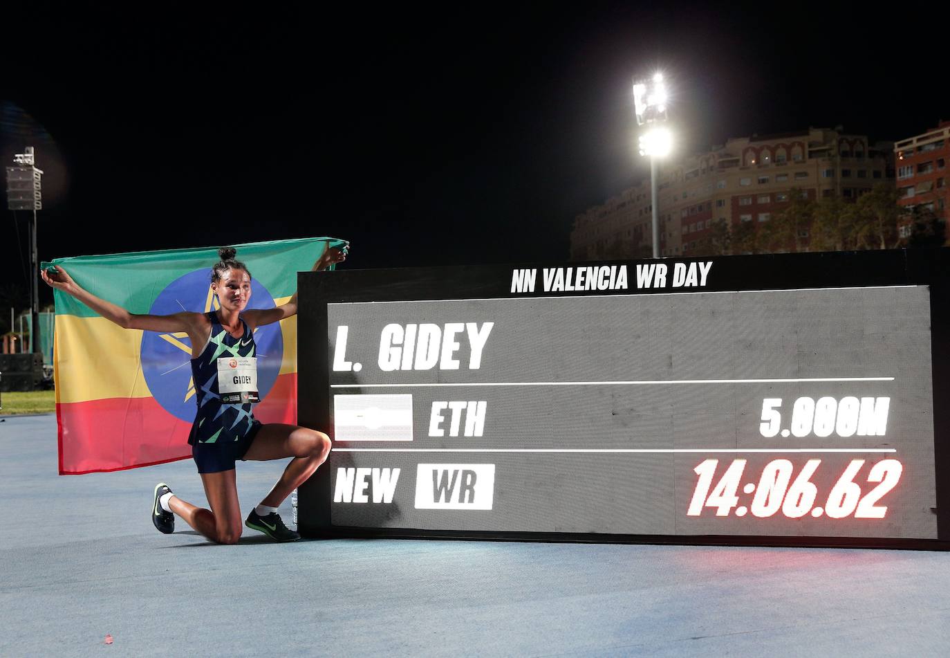 El ugandés rompe la plusmarca de Bekele en el 10.000 con un tiempo de 26:11:00 | La joven atleta etíope establece 14:06:65 en el Estadio del Turia