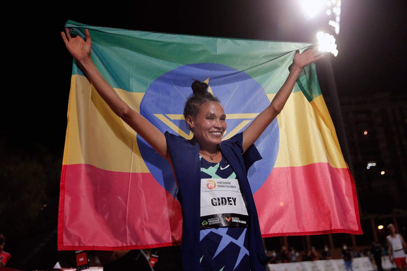 El ugandés rompe la plusmarca de Bekele en el 10.000 con un tiempo de 26:11:00 | La joven atleta etíope establece 14:06:65 en el Estadio del Turia