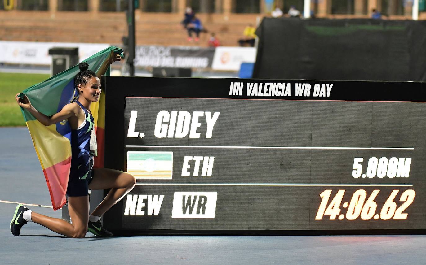 El ugandés rompe la plusmarca de Bekele en el 10.000 con un tiempo de 26:11:00 | La joven atleta etíope establece 14:06:65 en el Estadio del Turia