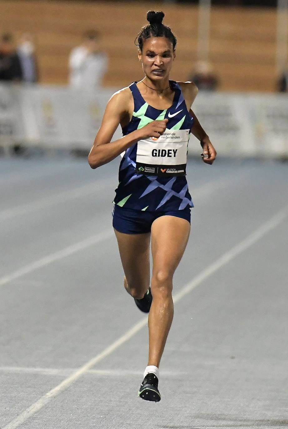 El ugandés rompe la plusmarca de Bekele en el 10.000 con un tiempo de 26:11:00 | La joven atleta etíope establece 14:06:65 en el Estadio del Turia