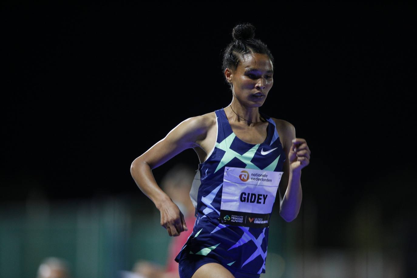 El ugandés rompe la plusmarca de Bekele en el 10.000 con un tiempo de 26:11:00 | La joven atleta etíope establece 14:06:65 en el Estadio del Turia