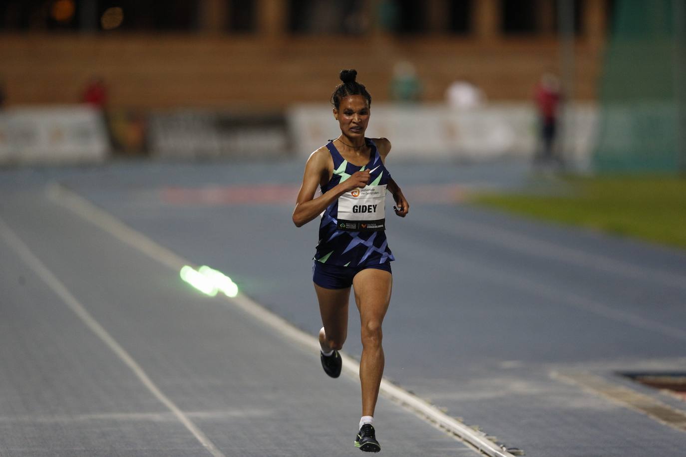El ugandés rompe la plusmarca de Bekele en el 10.000 con un tiempo de 26:11:00 | La joven atleta etíope establece 14:06:65 en el Estadio del Turia