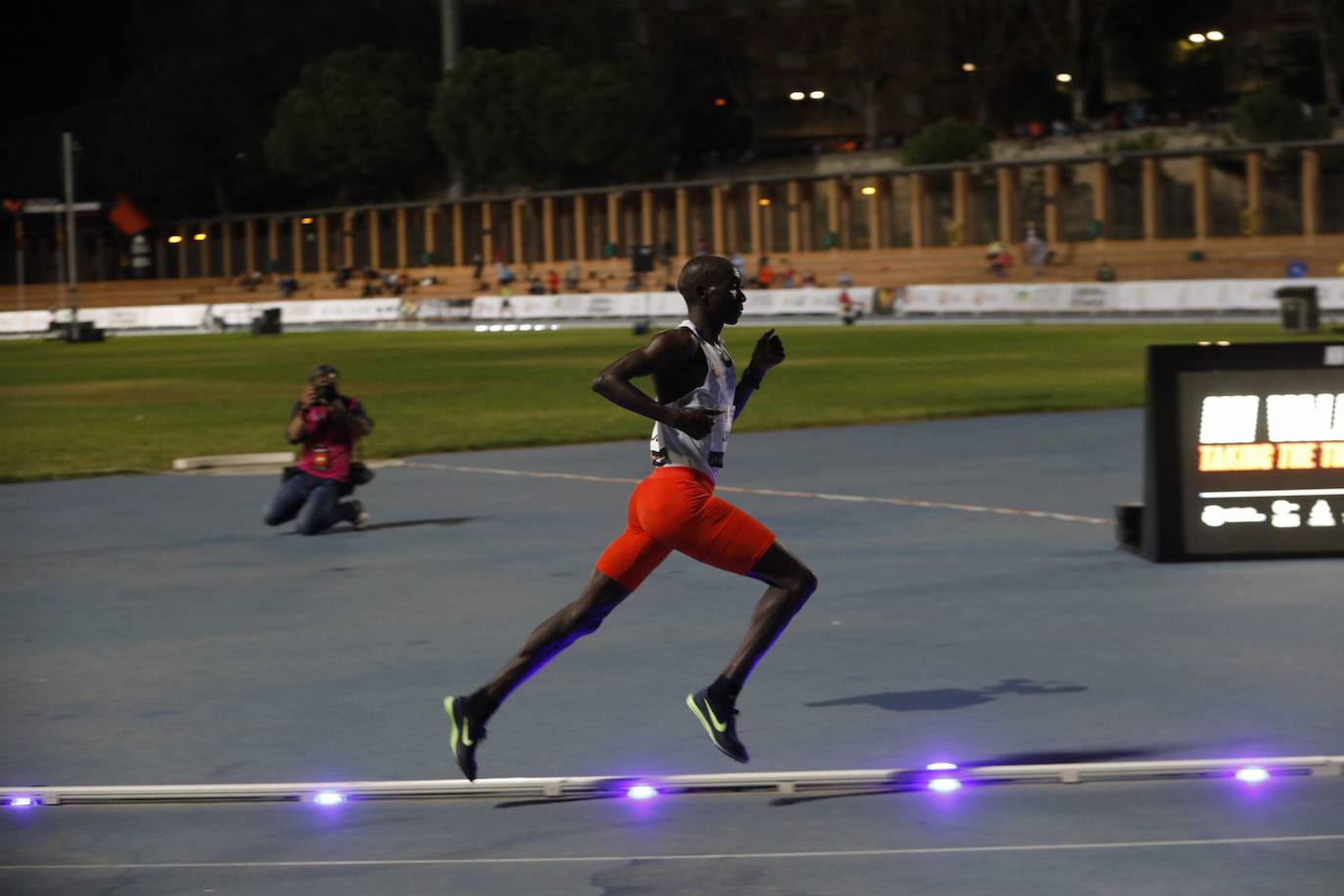 El ugandés rompe la plusmarca de Bekele en el 10.000 con un tiempo de 26:11:00 | La joven atleta etíope establece 14:06:65 en el Estadio del Turia