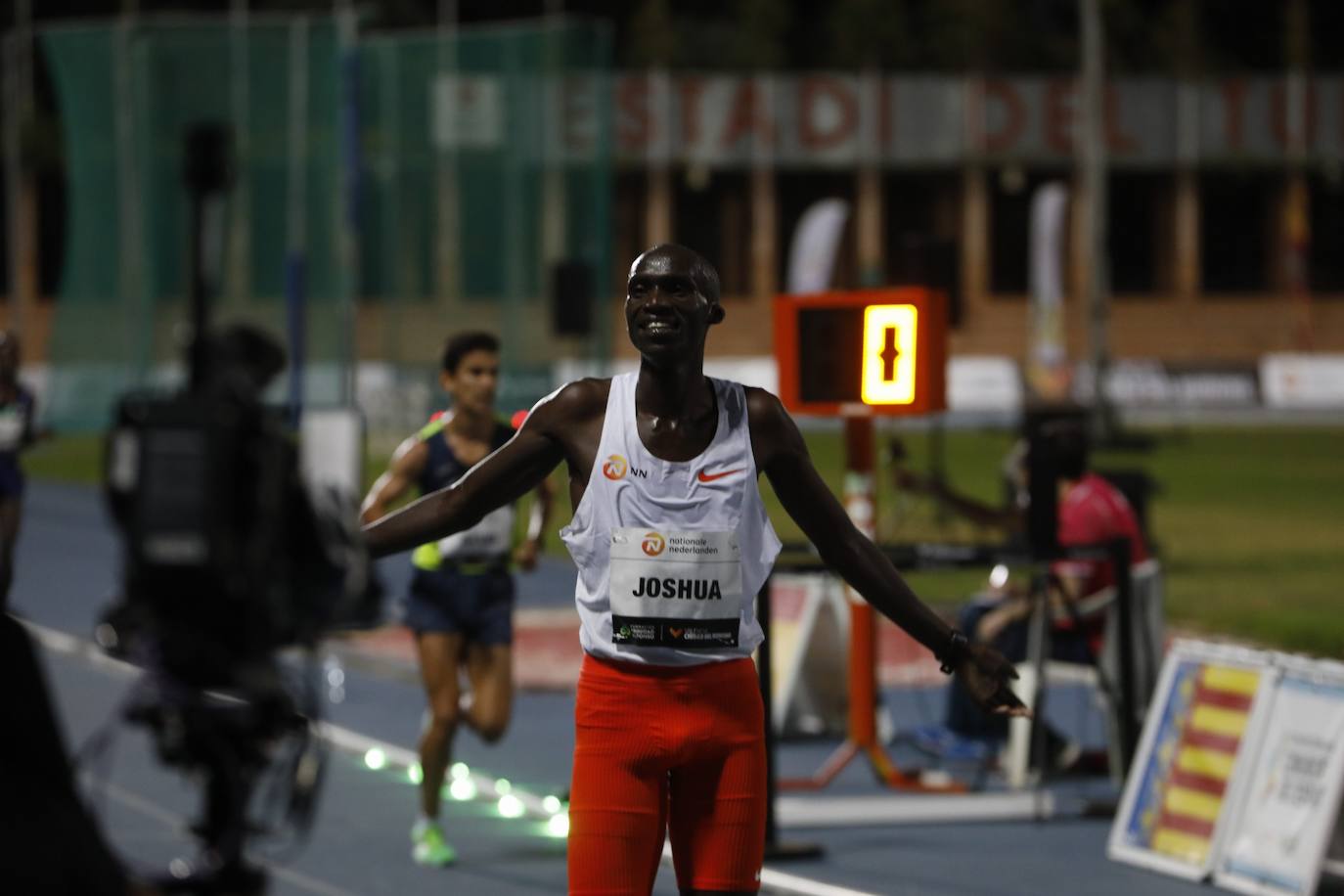 El ugandés rompe la plusmarca de Bekele en el 10.000 con un tiempo de 26:11:00 | La joven atleta etíope establece 14:06:65 en el Estadio del Turia