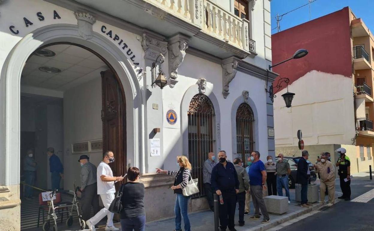 Los pacientes hacen cola en el antiguo ayuntamiento de Albal para vacunarse. 