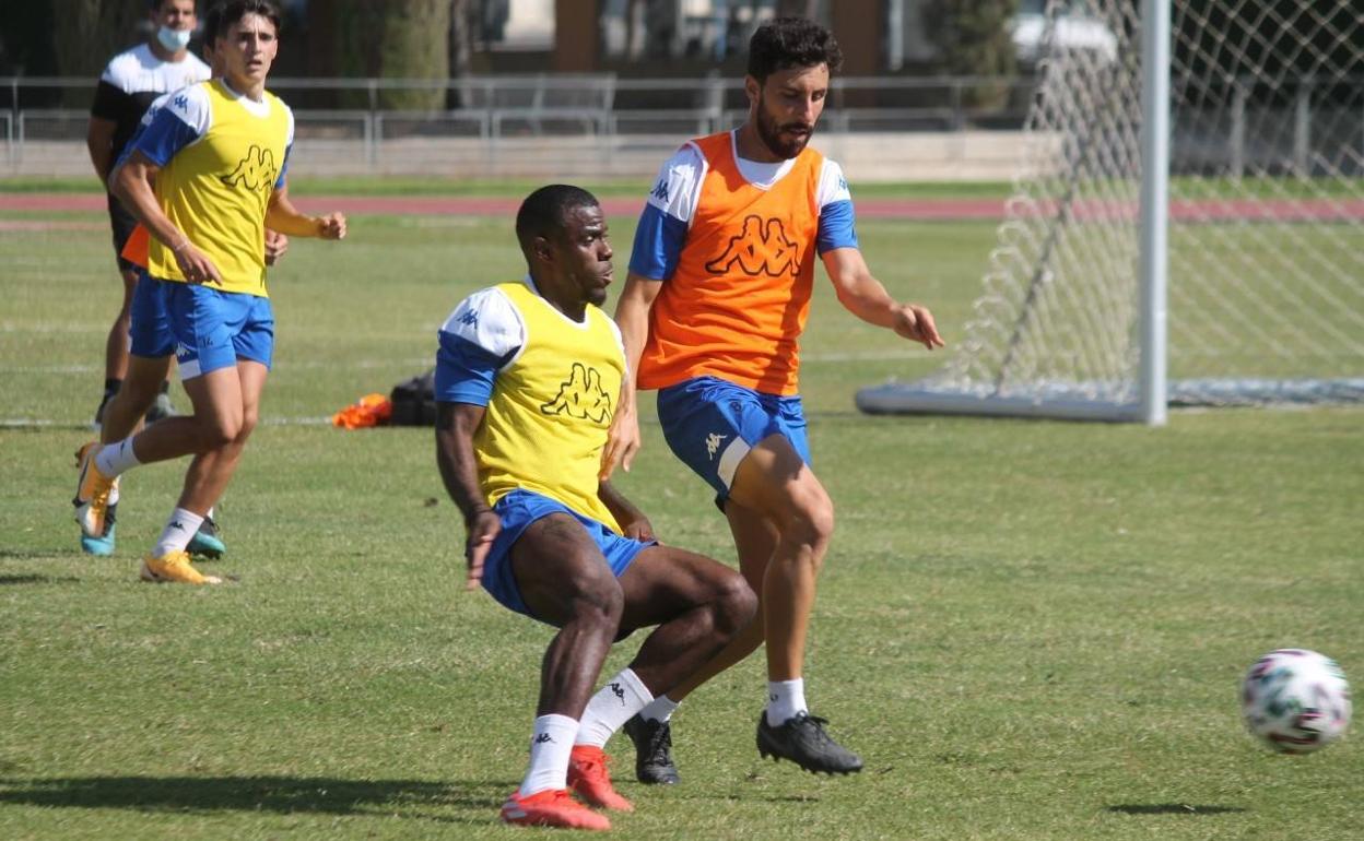 Diego Benito y Kevin Appin durante un entrenamiento. 