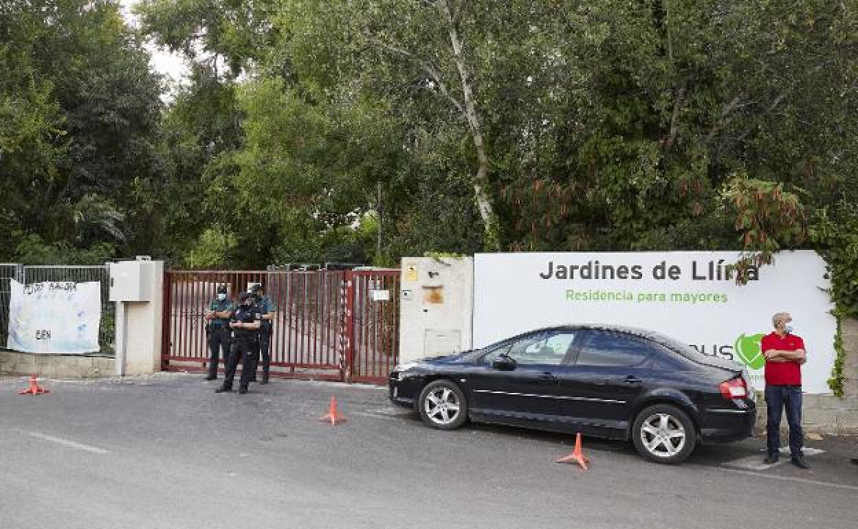 Agentes de la Guardia Civil controlan el acceso a la residencia de Llíria, el pasado mes de septiembre.