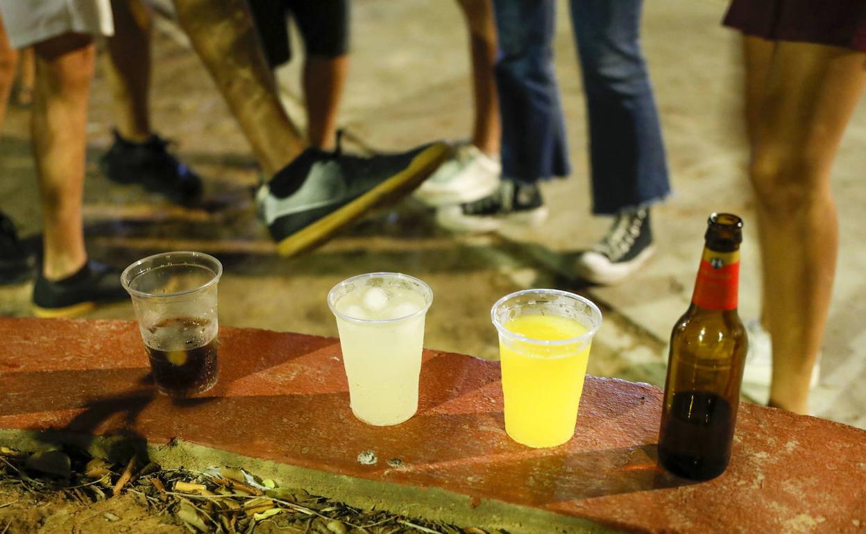 Botellón en un jardín de Valencia. 