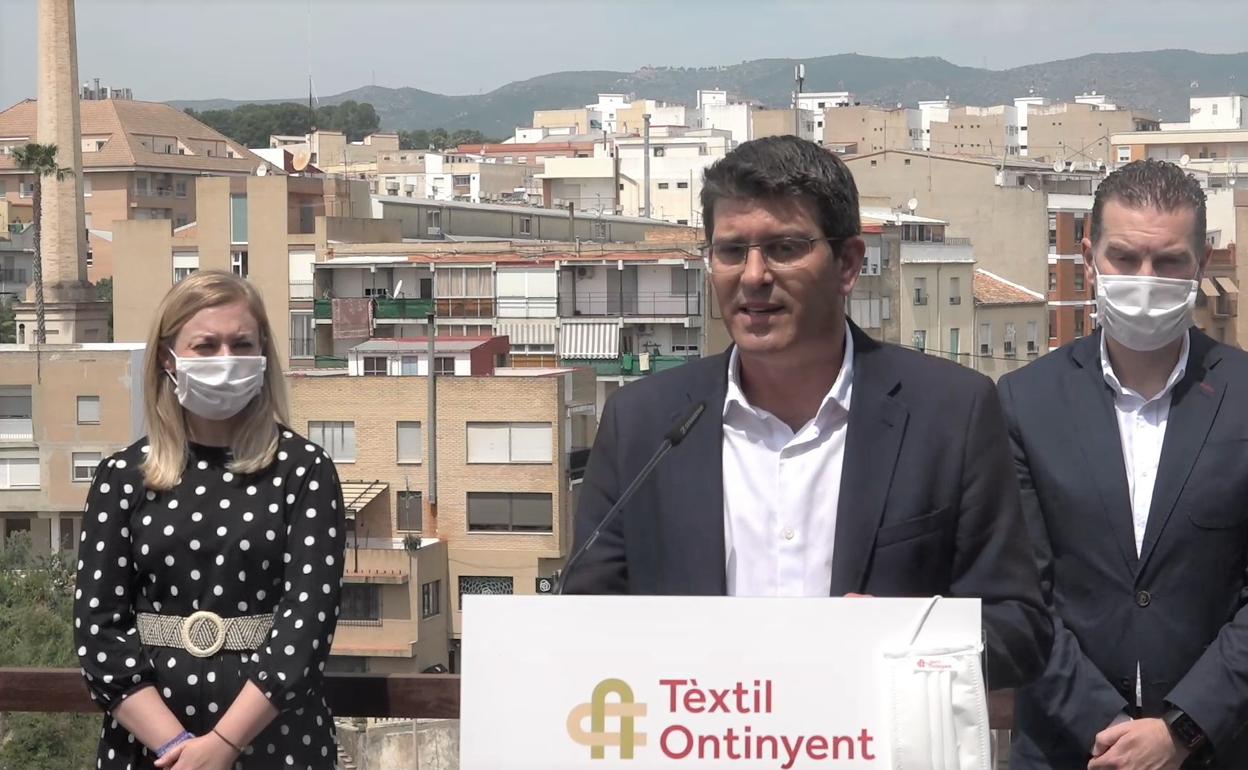 El alcalde de Ontinyent en la presentación del Clúster textil. 