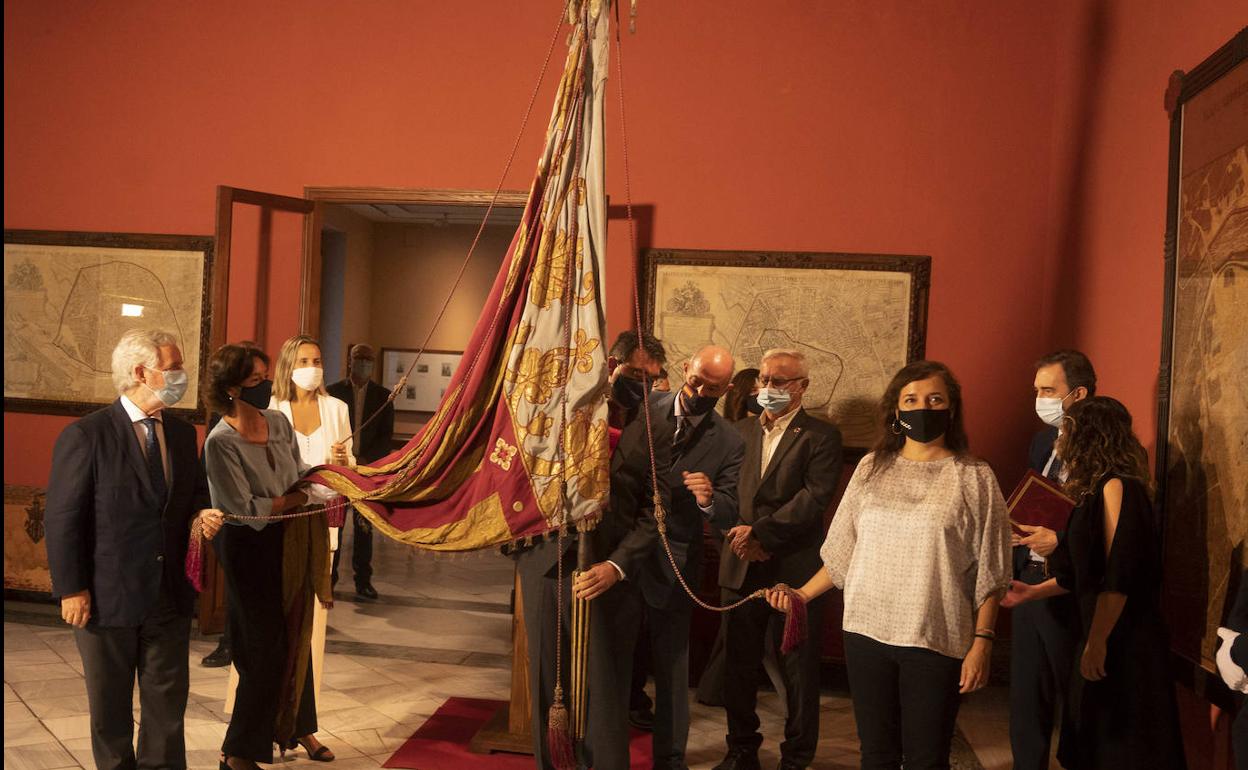 El alcalde Joan Ribó y representantes municipales junto con la Real Senyera. 