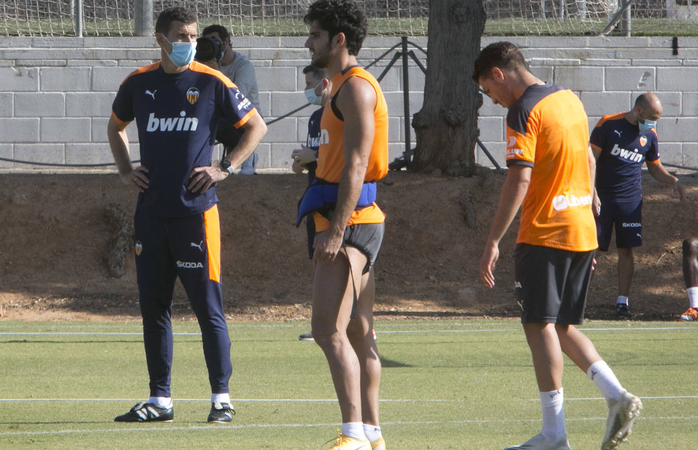 Javi Gracia se queda en el Valencia. Este jueves, Gracia ha dirigido el entrenamiento como tenía previsto y supervisándolo ha estado, después de mucho tiempo, Anil Murthy con quien ayer mantuvo una reunión que se extendió durante unas dos horas.