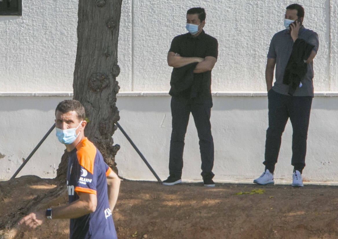 Javi Gracia se queda en el Valencia. Este jueves, Gracia ha dirigido el entrenamiento como tenía previsto y supervisándolo ha estado, después de mucho tiempo, Anil Murthy con quien ayer mantuvo una reunión que se extendió durante unas dos horas.