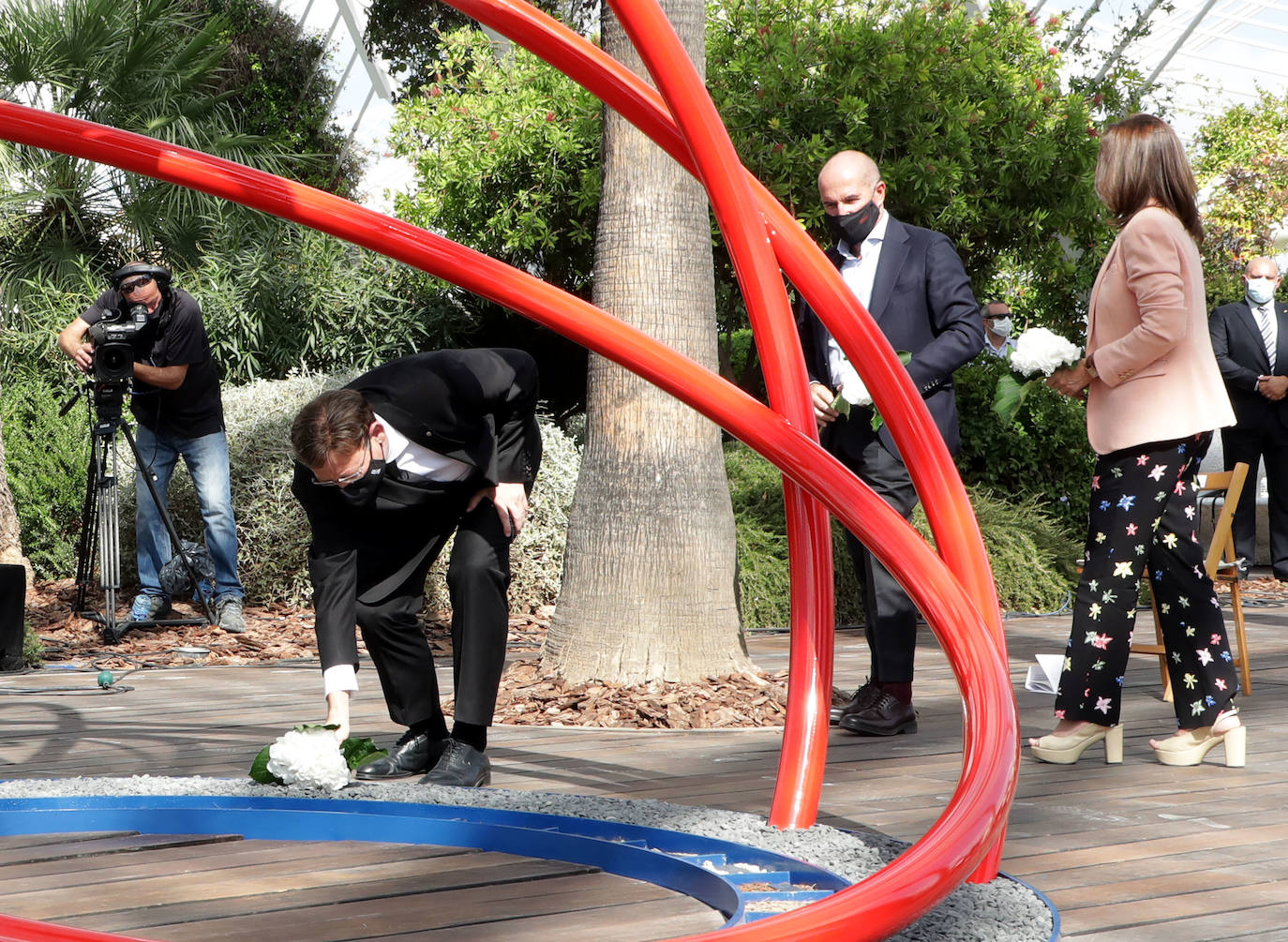 El homenaje, presidido en l'Umbracle por el presidente de la Generalitat, Ximo Puig, cuenta como eje central con la presentación de una escultura elaborada con tierra de las 33 comarcas de la Comunitat