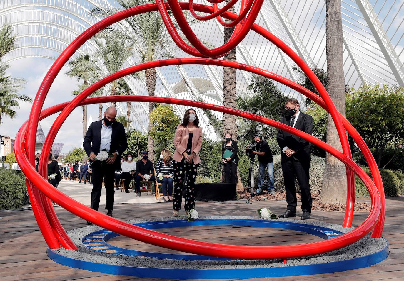 El homenaje, presidido en l'Umbracle por el presidente de la Generalitat, Ximo Puig, cuenta como eje central con la presentación de una escultura elaborada con tierra de las 33 comarcas de la Comunitat