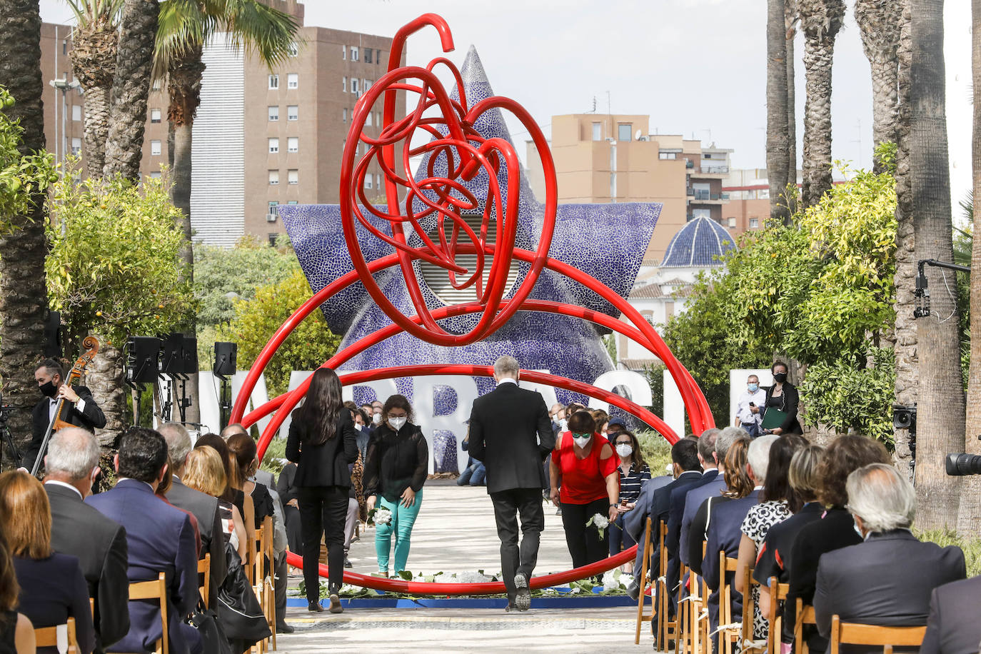 El homenaje, presidido en l'Umbracle por el presidente de la Generalitat, Ximo Puig, cuenta como eje central con la presentación de una escultura elaborada con tierra de las 33 comarcas de la Comunitat