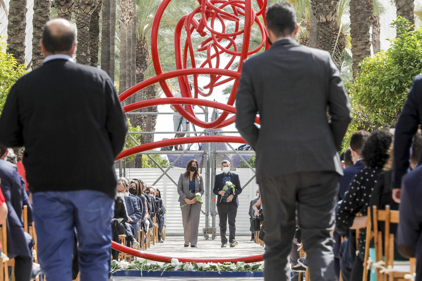 El homenaje, presidido en l'Umbracle por el presidente de la Generalitat, Ximo Puig, cuenta como eje central con la presentación de una escultura elaborada con tierra de las 33 comarcas de la Comunitat