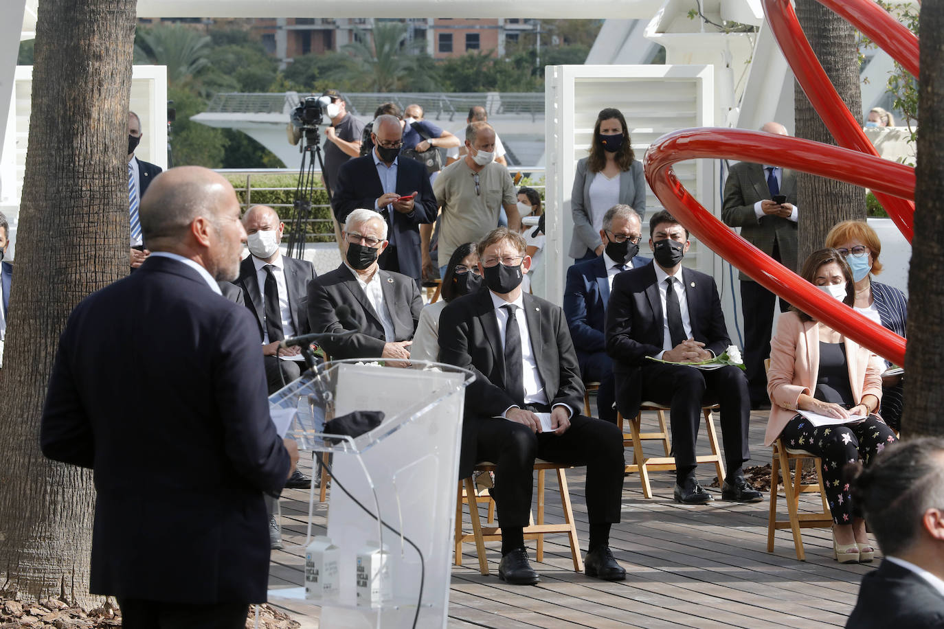 El homenaje, presidido en l'Umbracle por el presidente de la Generalitat, Ximo Puig, cuenta como eje central con la presentación de una escultura elaborada con tierra de las 33 comarcas de la Comunitat