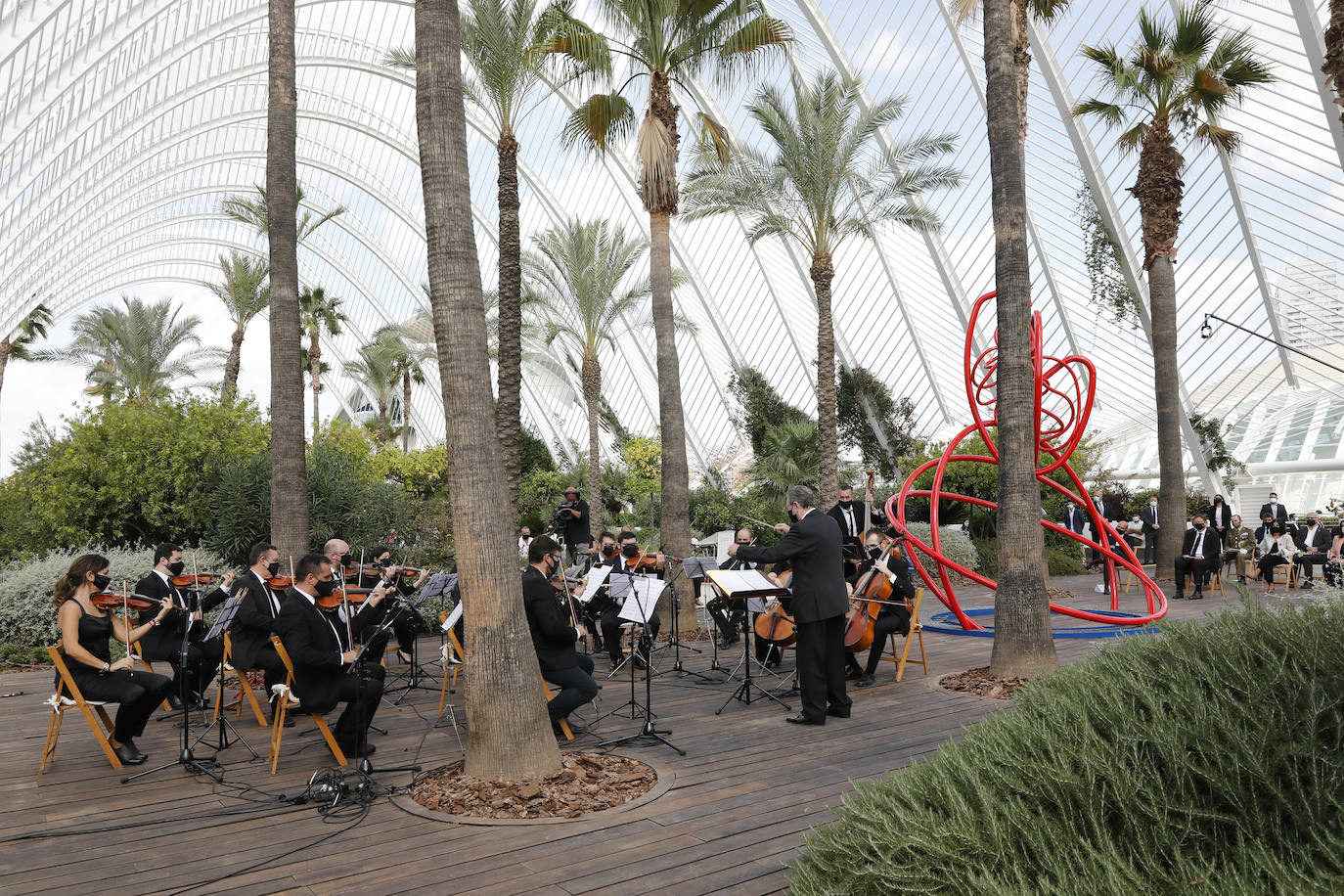 El homenaje, presidido en l'Umbracle por el presidente de la Generalitat, Ximo Puig, cuenta como eje central con la presentación de una escultura elaborada con tierra de las 33 comarcas de la Comunitat